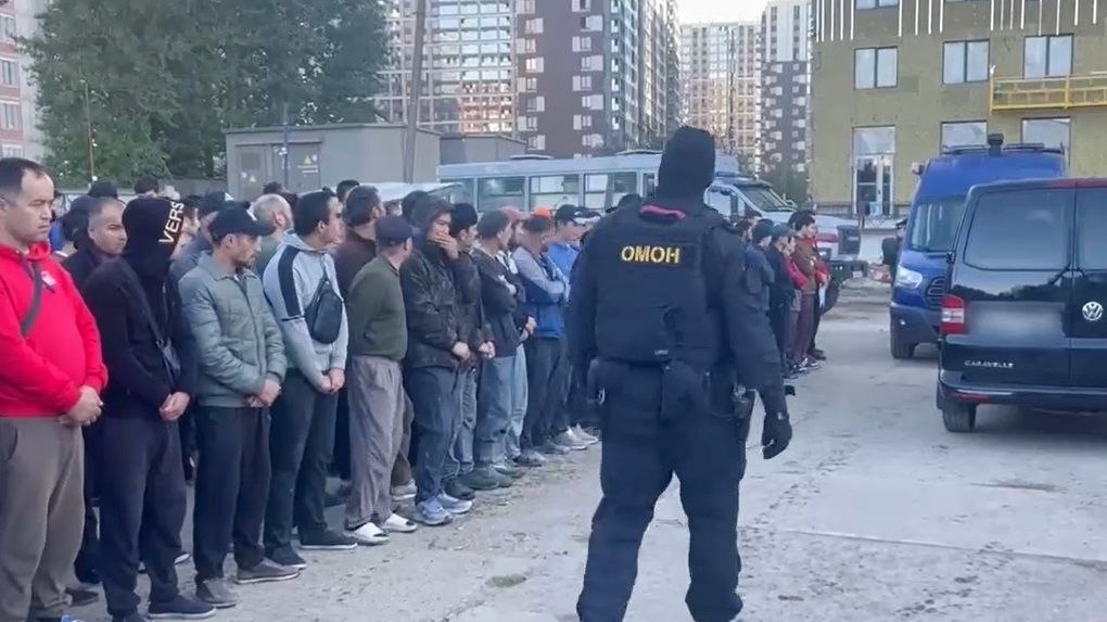 В Петербурге после рейда на стройплощадке больше 30 мигрантов отправились в военкомат