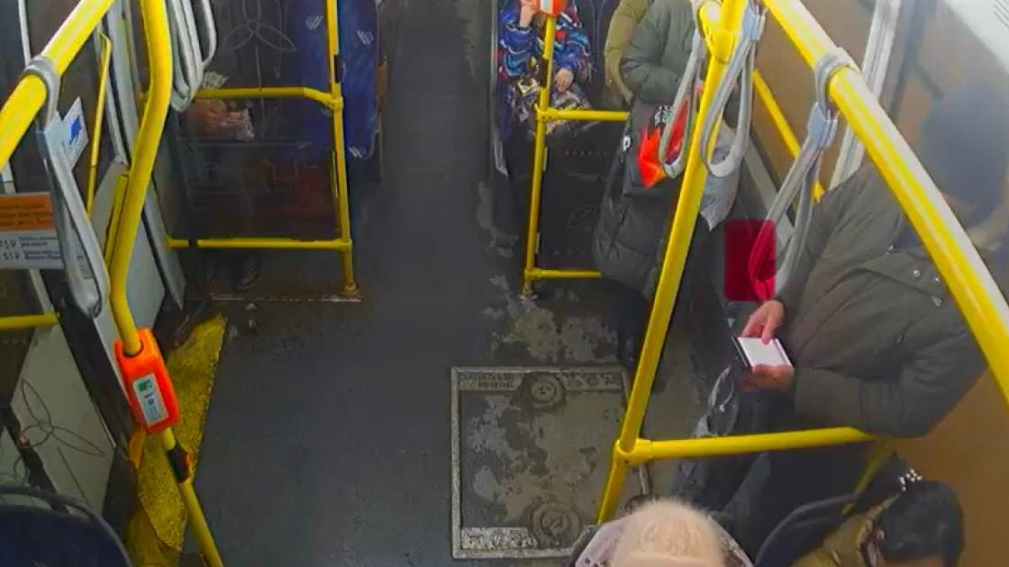 Подросток может рассчитывать на 200 тысяч рублей от петербуржца за удары по лицу в троллейбусе: мужчина ответит в суде