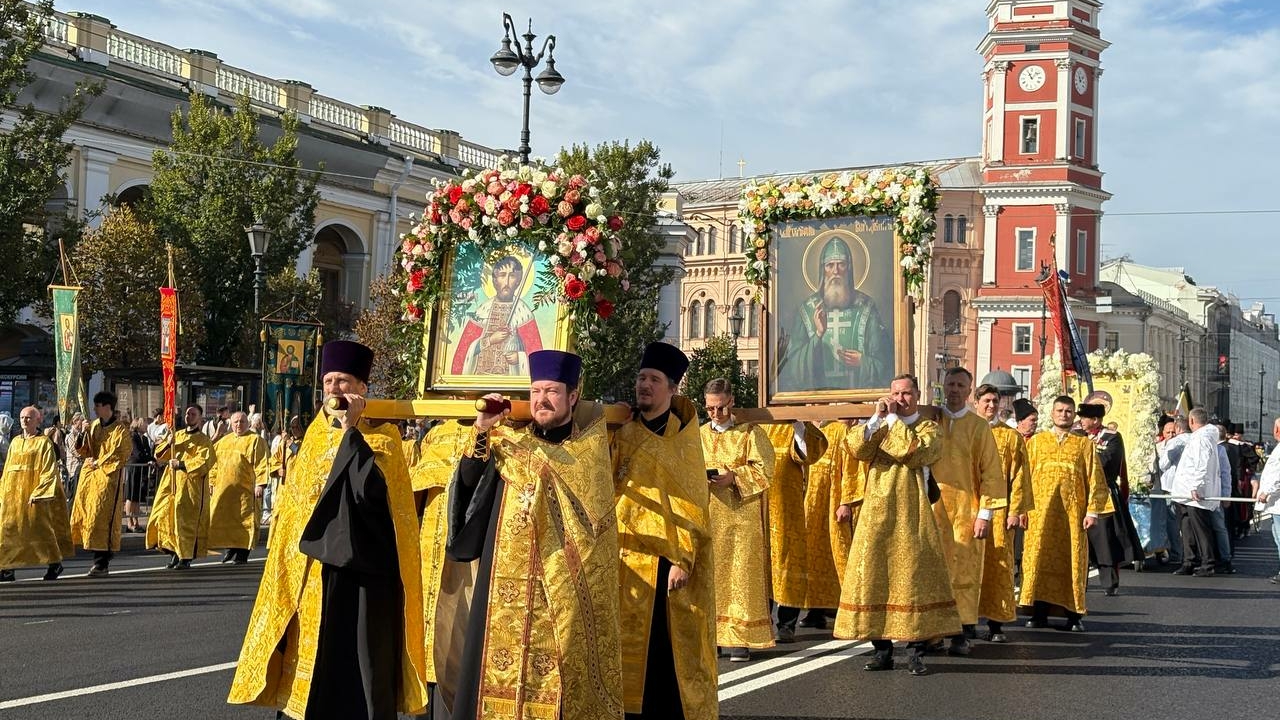 В Петербурге прошел крестный ход: фото с шествия