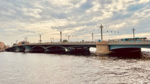 За семь недель и без перекрытий: Благовещенский мост получил обновление