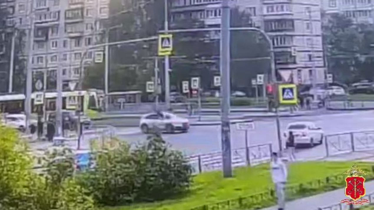 На проспекте Наставников подросток встретился с капотом Audi: кто двигался на «красный»?