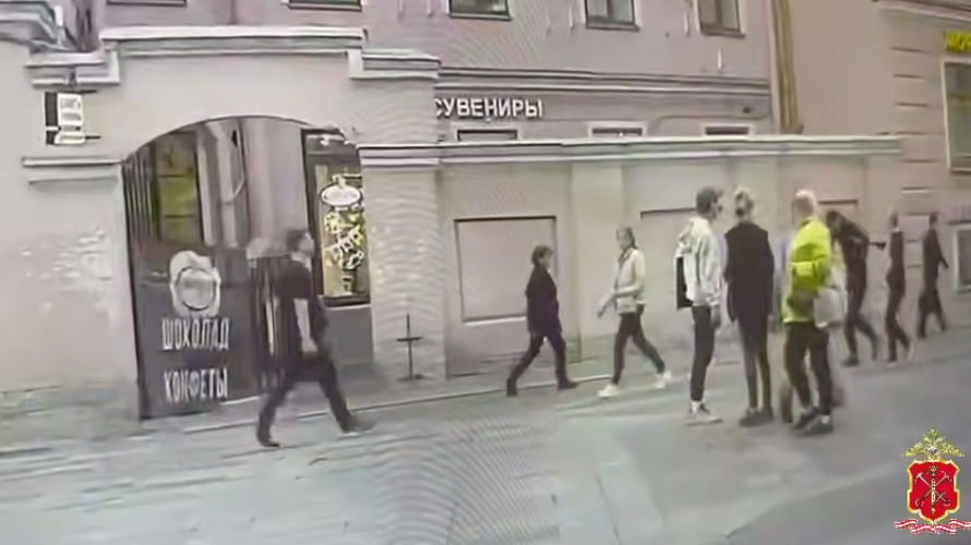 Стеклянная «розочка» в шее поставила точку в ссоре с должников на 1-й Советской: агрессор уехал в отдел