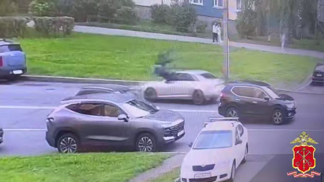 На Ленинском проспекте Audi сбила женщину с двумя детьми – момент попал на видео