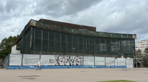 Владелец бывшего кинотеатра «Слава» борется с арендаторами и большими штрафами