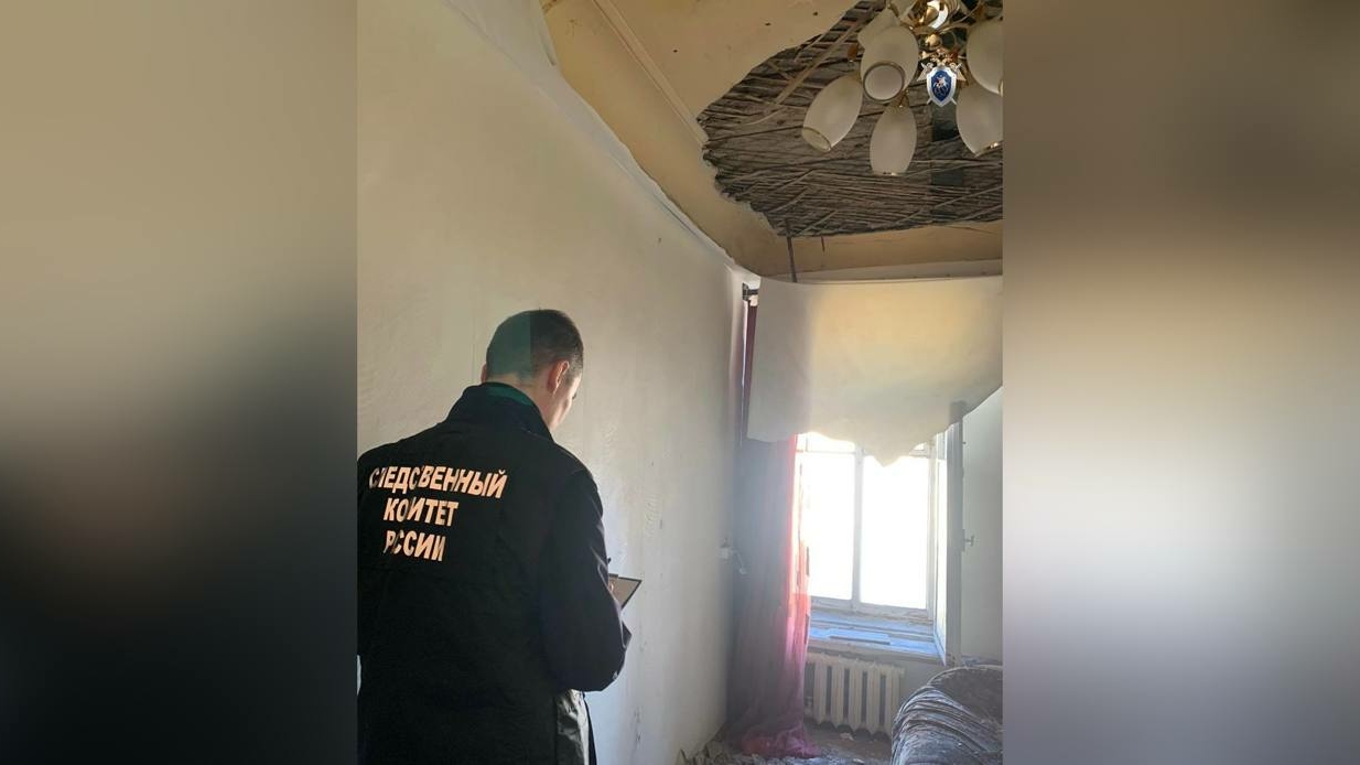 В доме на Гатчинской улице часть потолка отправилась на пол: в причинах разберутся следователи