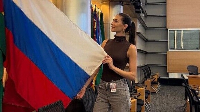 Жена хоккеиста Овечкина сфотографировалась с российским флагом в центре Вашингтона