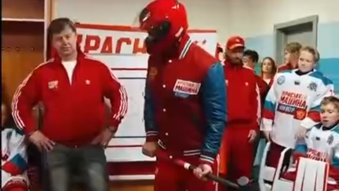 Экс-тренер СКА Ротенберг пришел в детскую раздевалку в шлеме и с кувалдой