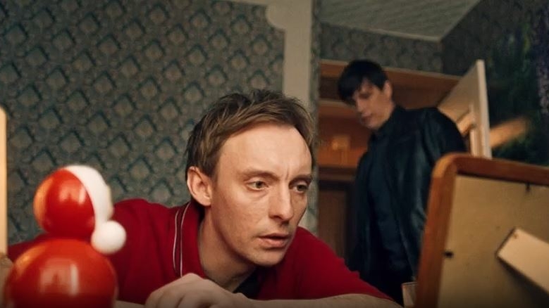 Упал и оказался в реанимации: в Петербурге госпитализировали актера Илью Деля