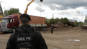 Полиция нашла у одного из мигрантов наркотики во время рейда на промзоне в Киришах