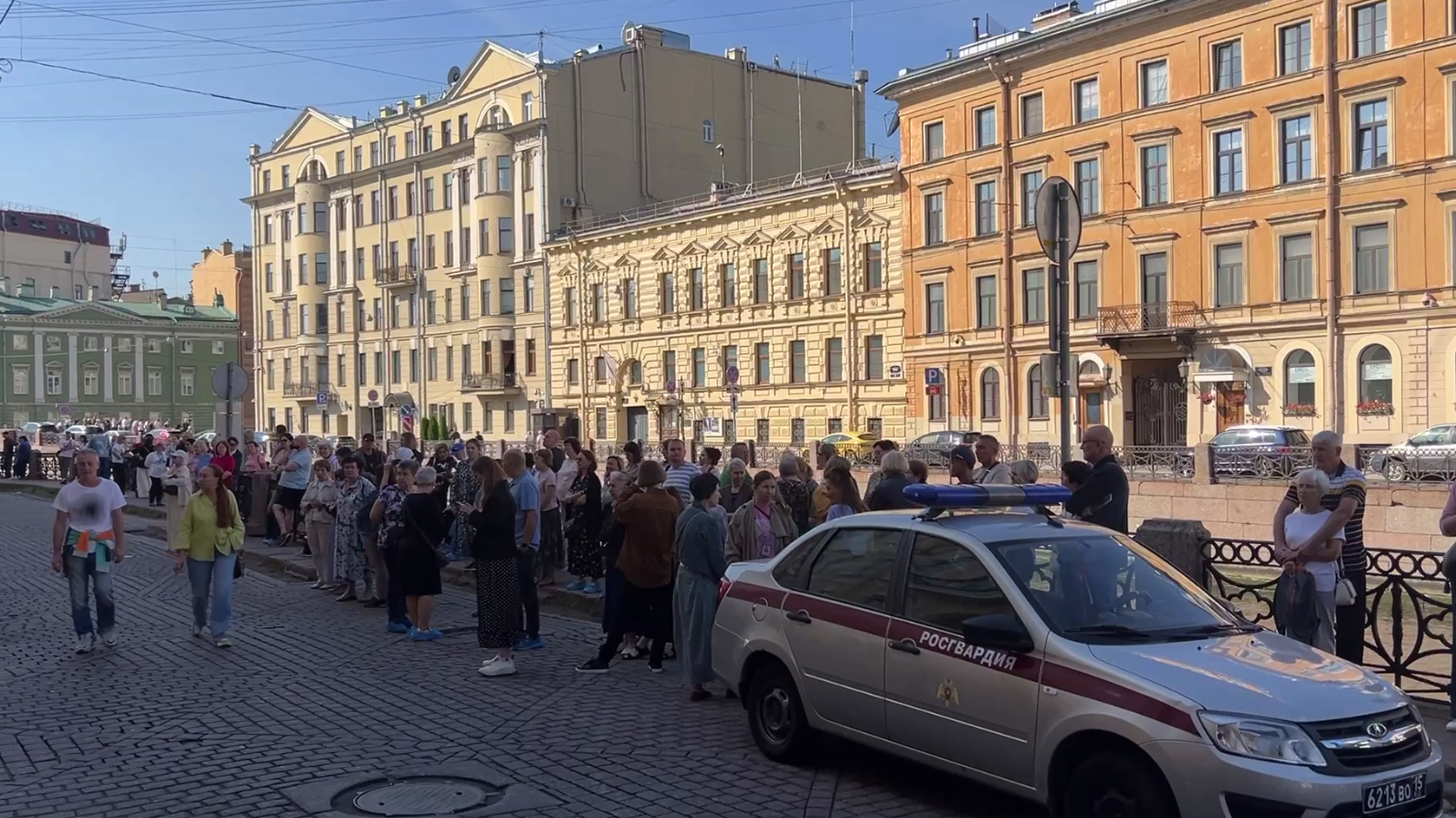 Посетителей и сотрудников сразу четырех петербургских музеев эвакуировали из-за ложного сообщения