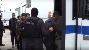 Спрятаться под столом в вагончике не получилось: в Шушарах провели рейд против мигрантов