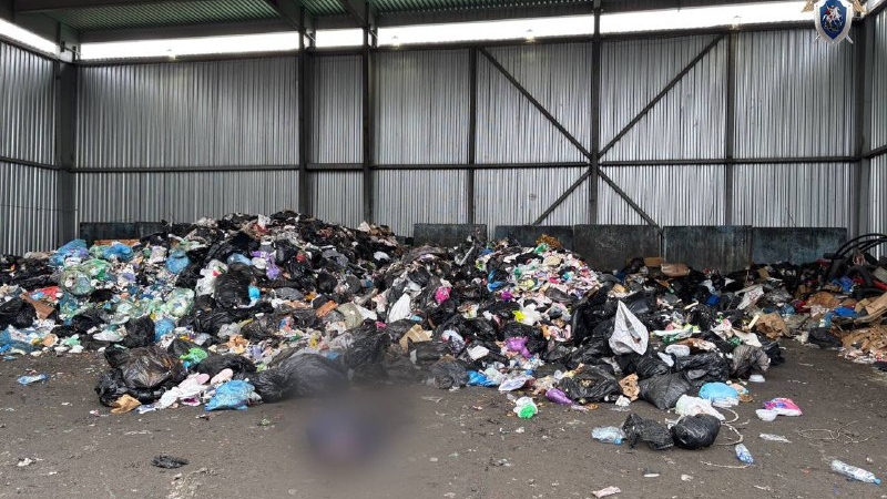 СК проводит проверку из-за трупа, выпавшего из мусоровоза на Волхонском шоссе: фото