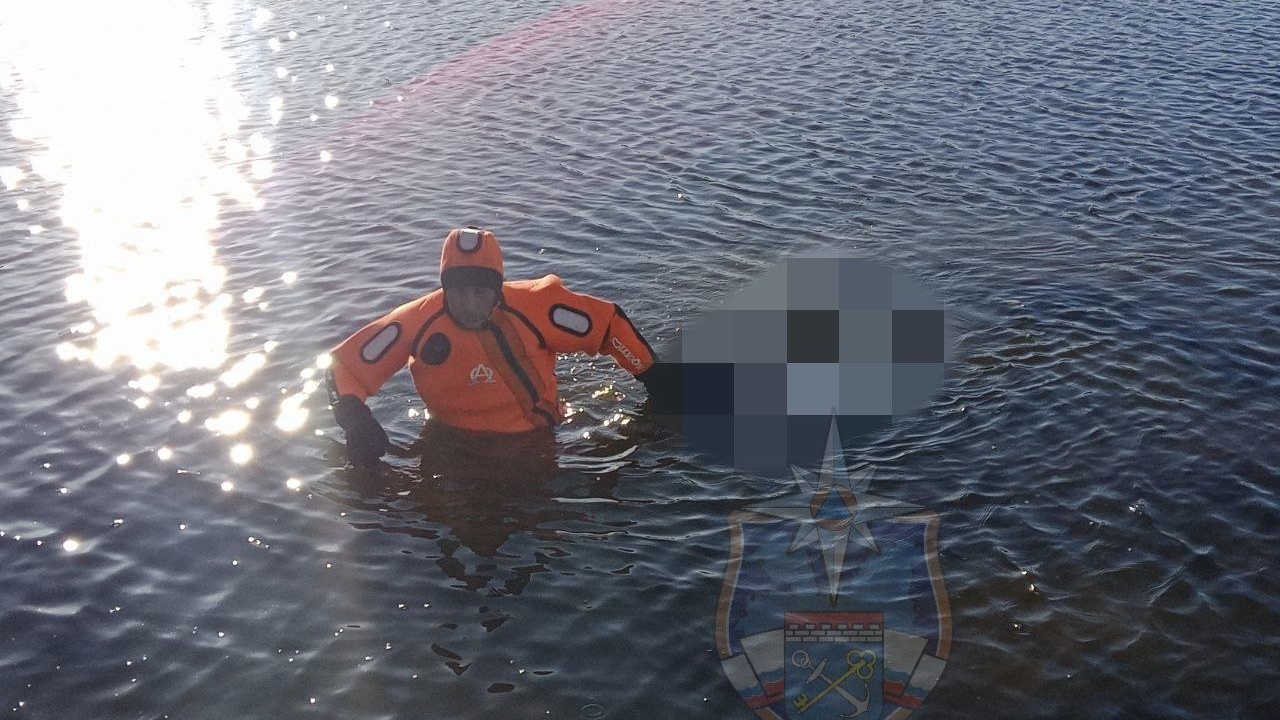 Лодка, а рядом труп: спасатели выловили из озера Вуокса мертвеца