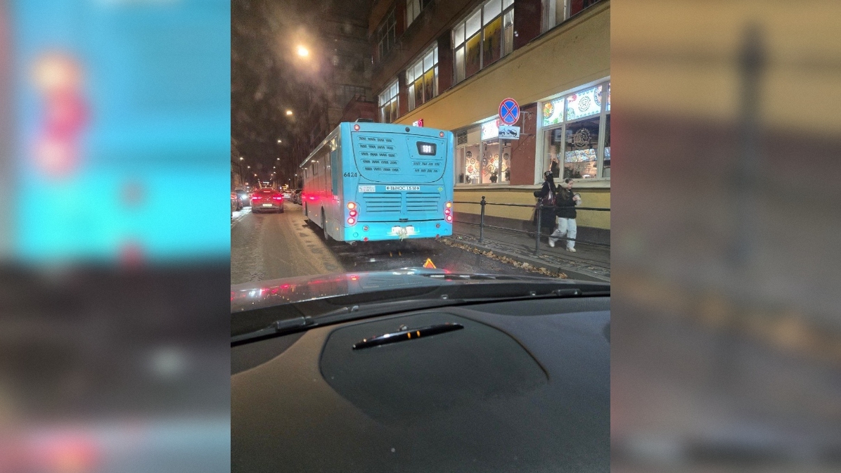 В Петербурге заметили автобус с тряпкой на номере в месте неправильной остановки