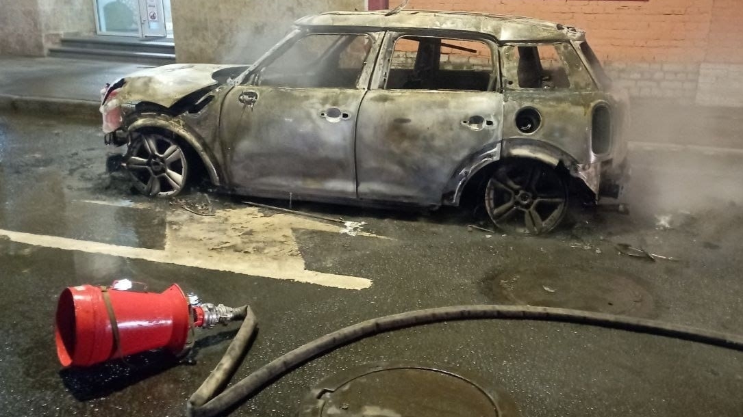 Горящая иномарка чуть не стала причиной взрыва на Васильевском острове