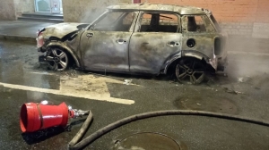 Горящая иномарка чуть не стала причиной взрыва на Васильевском острове