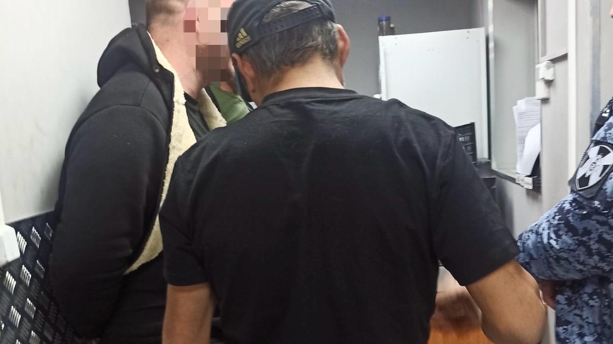 Дебоширы поскакали на иномарке на Новоизмайловском и сломали челюсть прохожему