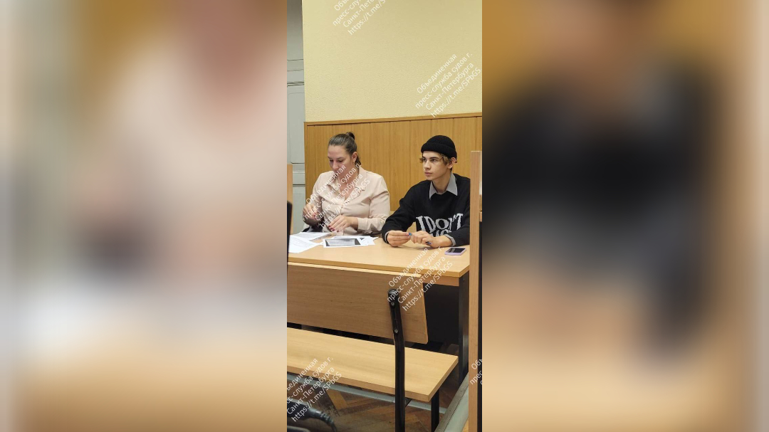 В Петербурге арестовали музыкантов, игравших со студенткой песни на стихийном концерте