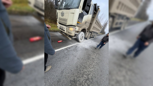 Сотрудники Госавтоинспекции потушили загоревшуюся на трассе А-120 фуру