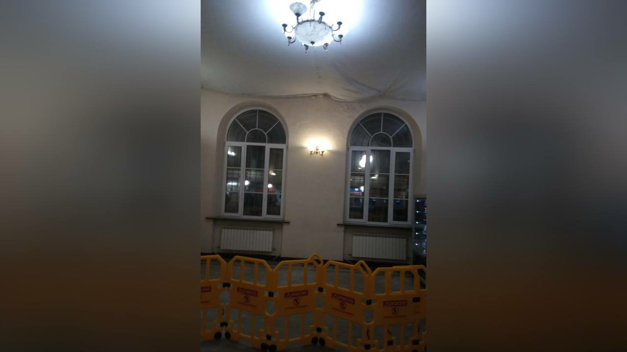 На вокзале в Павловске часть потолка рухнула в зале ожидания: инцидент проверит прокуратура