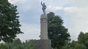 Без ответственных: разрушающийся памятник красногвардейцам в Колпино требуют поставить на учет