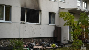 В МЧС показали кадры пожара в квартире на Ваське, где пострадали малыши