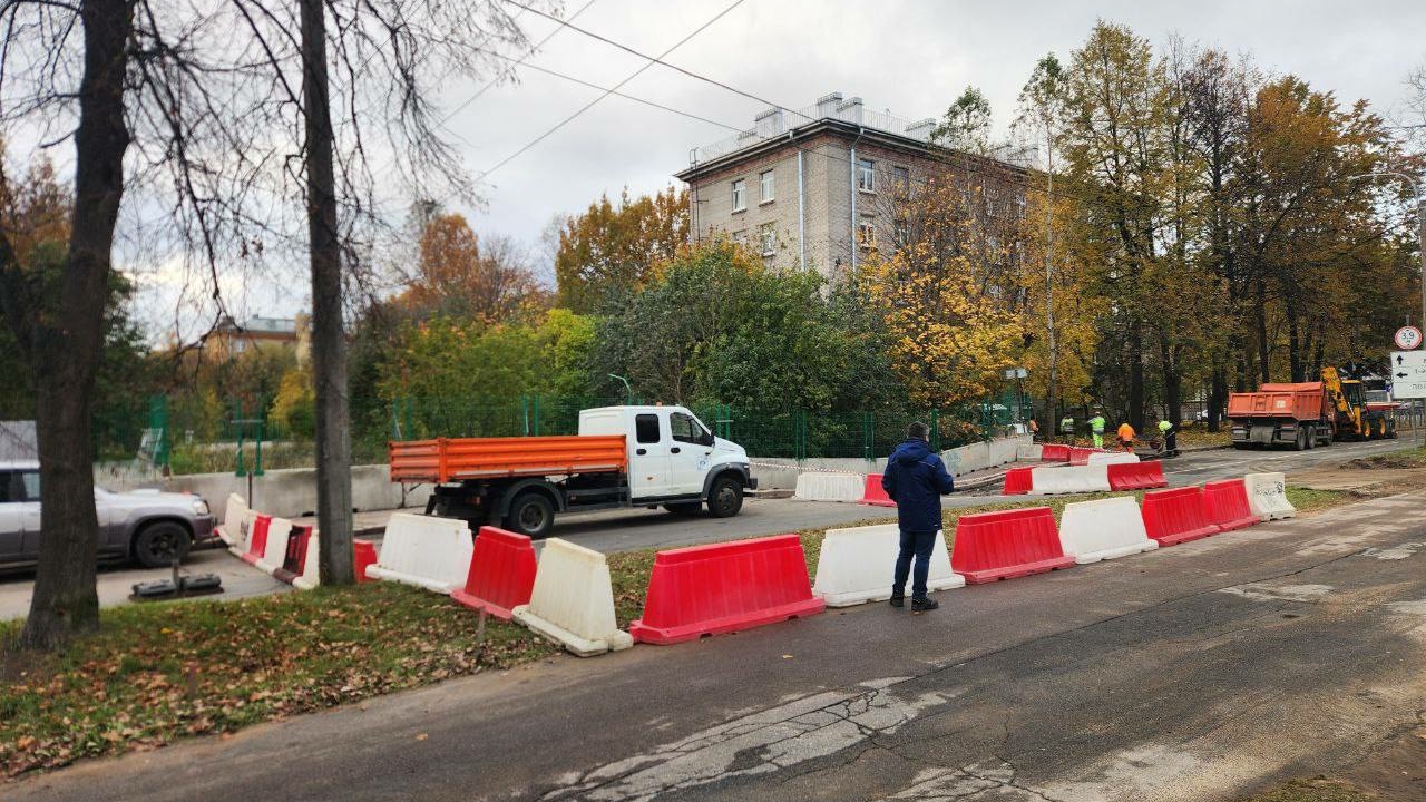 На Харченко петербуржцы столкнулись с посадкой асфальта — специалисты занялись проблемой