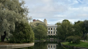 Подвесные тротуары и USB-зарядки в парках: эксперты обсудили будущее благоустройство Петербурга