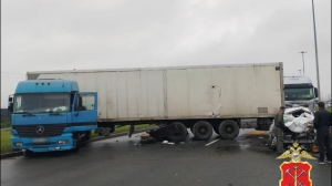 Жесткая авария с большегрузами и «легковушкой» перекрыли Софийскую