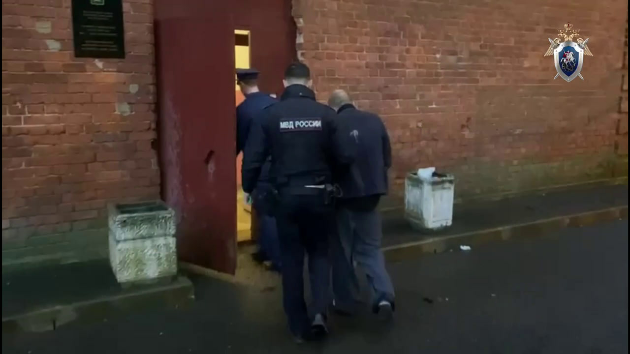 Жителя Петергофа задержали по делу о покушении на убийство: в многоэтажке в ночи вспыхнули покрышки