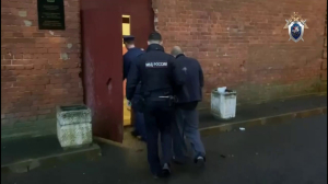 Жителя Петергофа задержали по делу о покушении на убийство: в многоэтажке в ночи вспыхнули покрышки