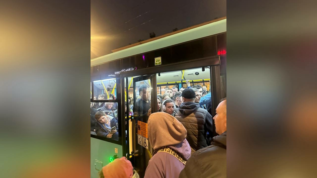 Переполненные автобусы и хамство водителей: петербуржцы бьют тревогу из‑за маршрутов № 119 и № 476