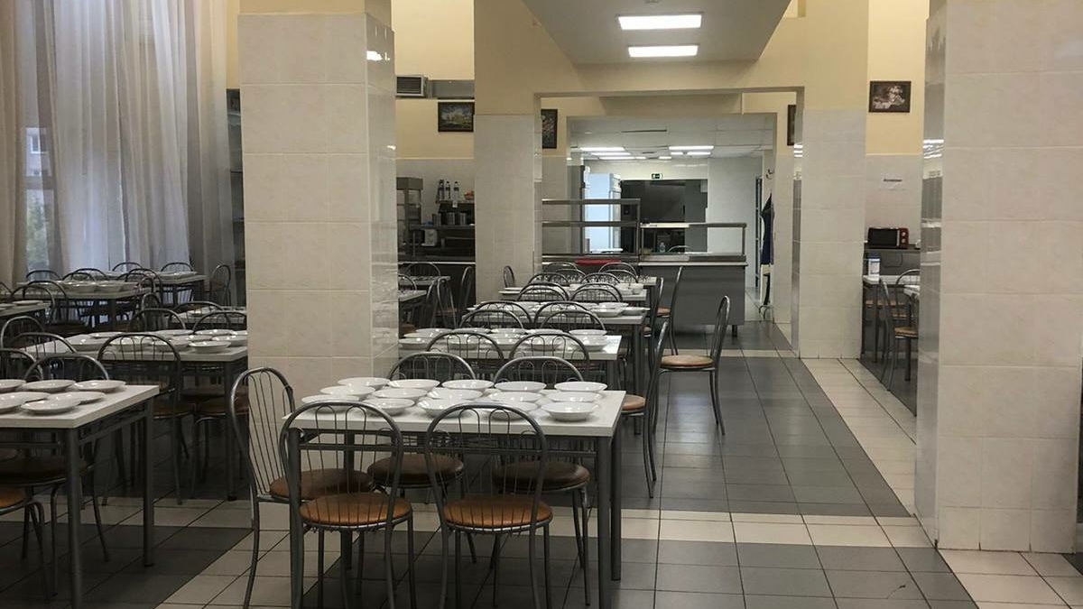 Роспотребнадзор запретил работу организатору питания в колледже, где отравились семь студентов