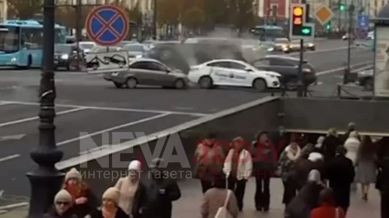 Появились кадры жесткого ДТП с восьмью машинами на Невском проспекте: пострадала женщина в Toyota Camry