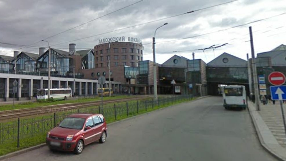Петербуржцев предупредили о закрывшейся парковке у Ладожского вокзала