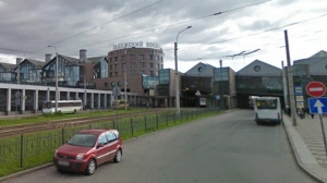 Петербуржцев предупредили о закрывшейся парковке у Ладожского вокзала после обрушения