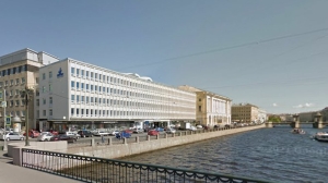 На Фонтанке 20 огнеборцев тушат здание БЦ