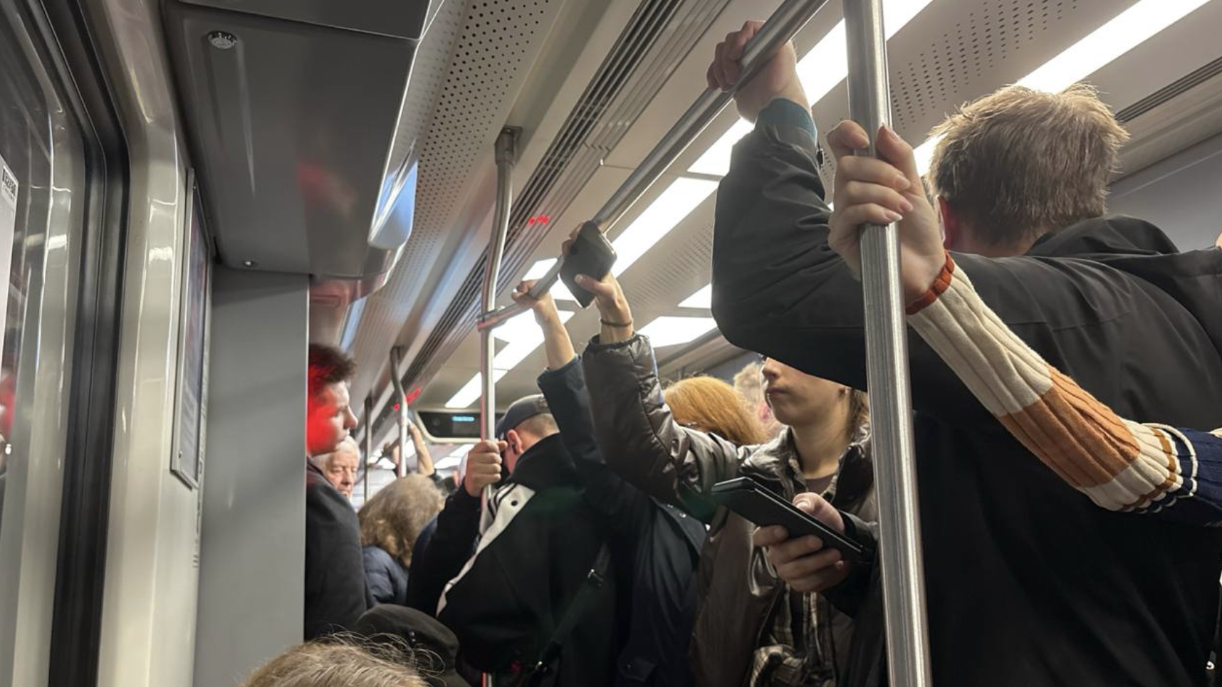 Станции закрыты, поезда стоят в тоннелях: на красной ветке метро в Петербурге сломался состав