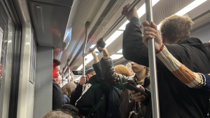 Станции закрыты, поезда стоят в тоннелях: на красной ветке метро в Петербурге сломался состав