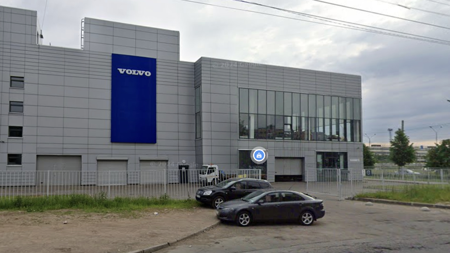 В автосалоне Volvo на Придорожной аллее загорелась машина: пострадал человек