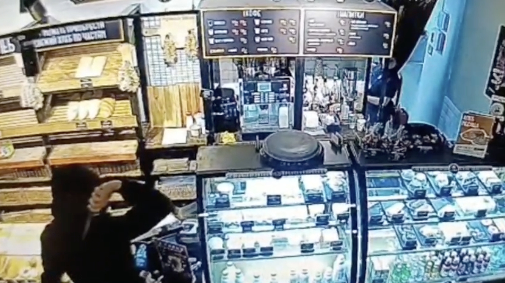 Бросившего нож в продавца пекарни на Комсомола разбойника задержали