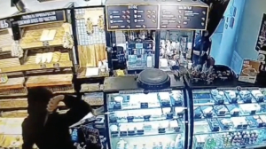 Бросившего нож в продавца пекарни на Комсомола разбойника задержали