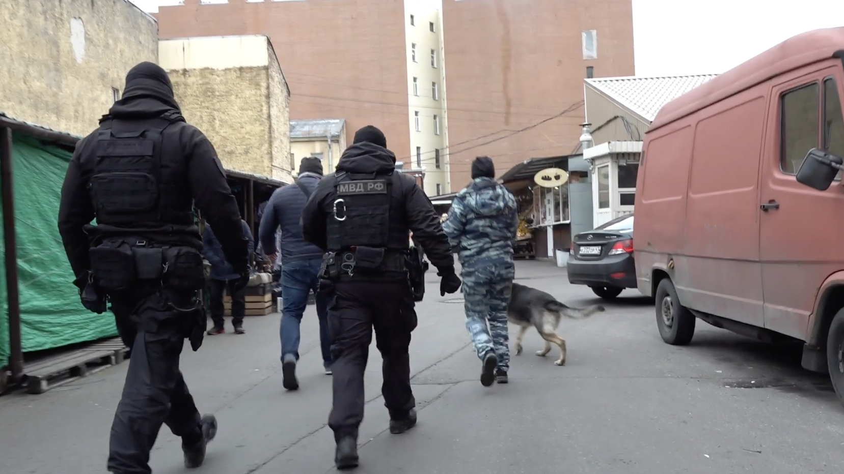 Во время рейда на Сенном рынке нашли 21 мигранта-нелегала