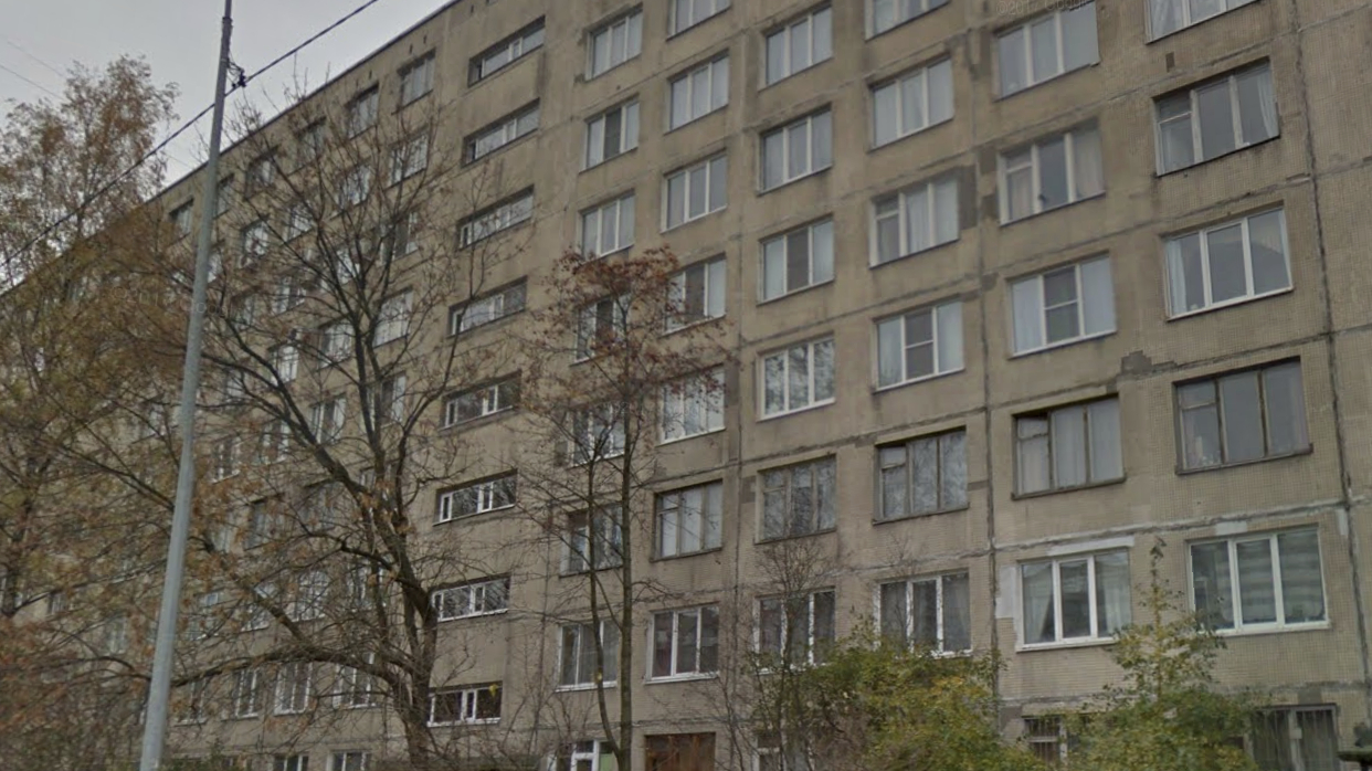 Двое мужчин чуть не сгорели заживо в пожаре на Софийской