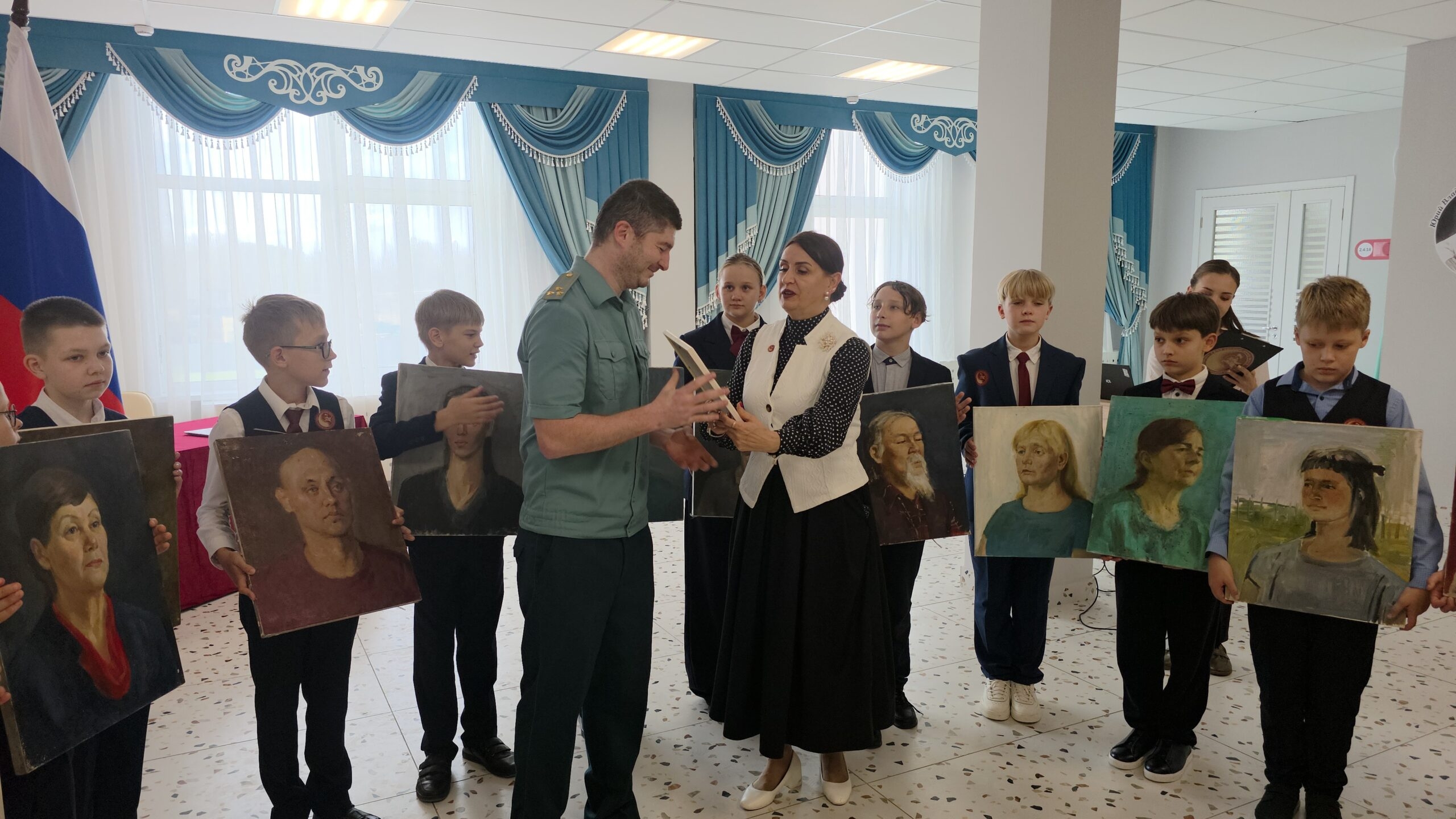 В школу Петербурга передали картины, которые пытались незаконно вывести из страны