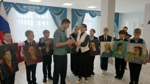 В школу Петербурга передали картины, которые пытались незаконно вывести из страны