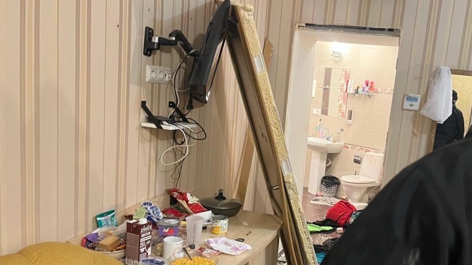 Пати в отеле на Невском закончилось погромом: мужчины накинулись на 23-летнюю приятельницу