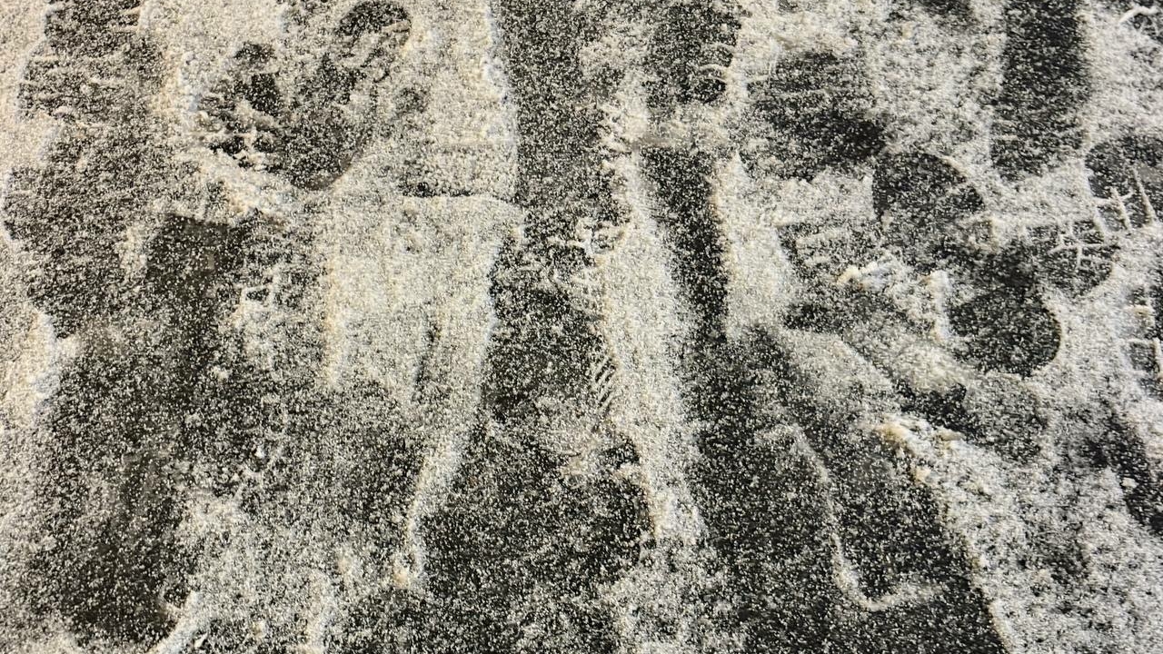 Водителей Петербурга предупредили об опасности катания на летней резине 18 ноября