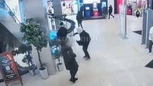 Появилось видео нападения подростка с ножом на охранника и полицию в ТЦ Москвы
