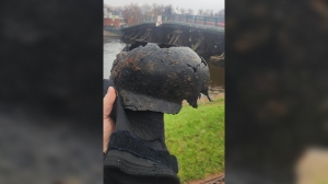 В воде рядом с Петропавловской крепостью нашли шлем немецкого солдата